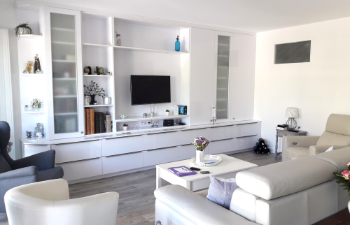 Nombreux tiroirs de rangement en partie basse