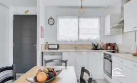 Rénovation d’une maison à Aix-en-Provence avec cuisine ouverte sur le séjour, espaces lumineux et aménagement intérieur modernisé.