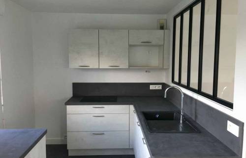 cuisine blanche avec un plan de travail gris anthracite 