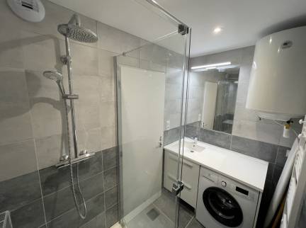 La nouvelle salle de bain, lumineuse et pratique