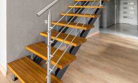 Escalier ouvert bois avec garde-corps acier brossé en pavillon à Meaux (77100)