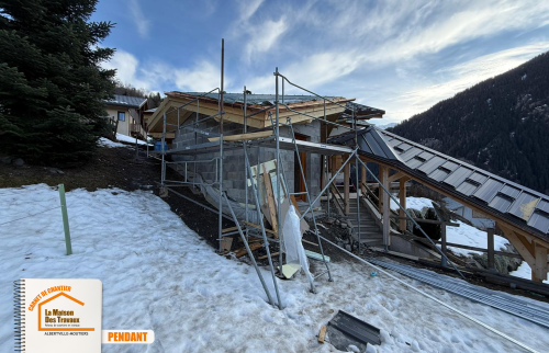 façade extension bien intégrée, chantier extension Peisey-Nancroix, rénovation maison extérieure Savoie, extension ton sur ton, réseau artisans locaux Albertville