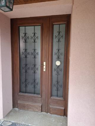 Porte d'entrée de maison avant travaux de menuiserie et rénovation énergétique - Lagnieu 01150