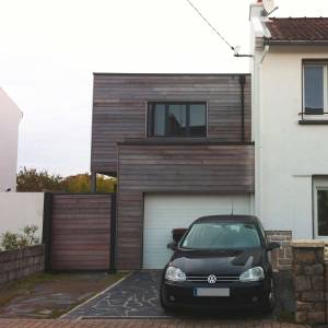 Extension en bois d'une maison traditionnelle, Bretagne - Garage intégré dans l'extension