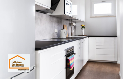 Rénovation complète de cuisine au Mas-d’Agenais (47430) avec installation de meubles modernes, plan de travail et optimisation de l’espace par un courtier en travaux à Agen.