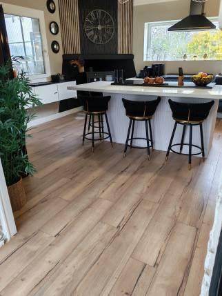 Rénovation de sol intérieur avec pose de stratifié - Sainte-Anastasie-sur-Issole 83136