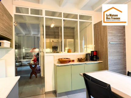 une belle verrière et un petit plan de travail annexe bien pratique