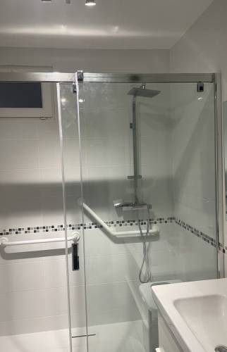 salle de bain pour une personne à mobilité réduite