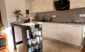 Cuisine moderne ouverte appartement La Maison Des Travaux Alès