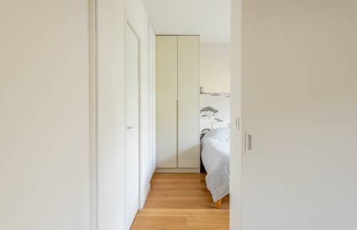 Design épuré et discret : Porte coulissante intégrée à Boulogne-Billancourt.