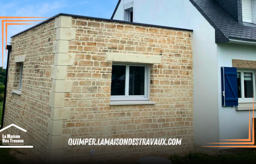 finitions d'une extension en pays Fouesnantais avec un superbe crépis effet fausses pierres