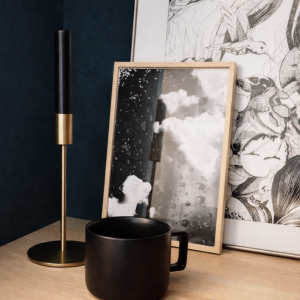 Détail décoration intérieure cadres et objets sur socle en bois studio parisien