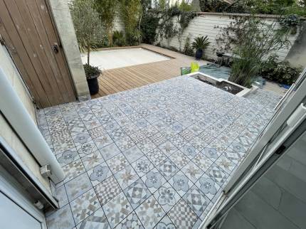 Création de terrasse en carreaux de ciment et aménagement de contours de piscine - Solliès-Pont 83210