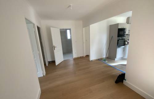 cuisine décloisonnée vers hall entrée maison La Maison Des Travaux Alès