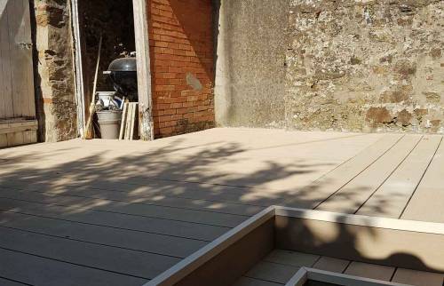 mur pierre, brique rouge et terrasse composite magnifique