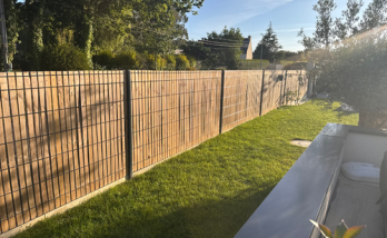 Une clôture bois esthétique et fonctionnelle pour délimiter la propriété tout en préservant l’intimité des clients.