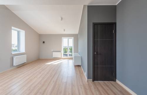 maison avec du parquet en bois et dressing