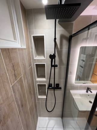Salle de bain rénovée avec douche ouverte et niches murales - Nantes 44