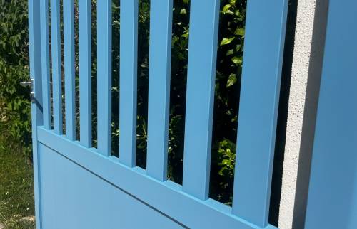 Portail PVC bleu ciel