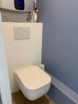 Pose de WC suspendus indépendants en dehors de la salle de bain rénovée - Nantes 44