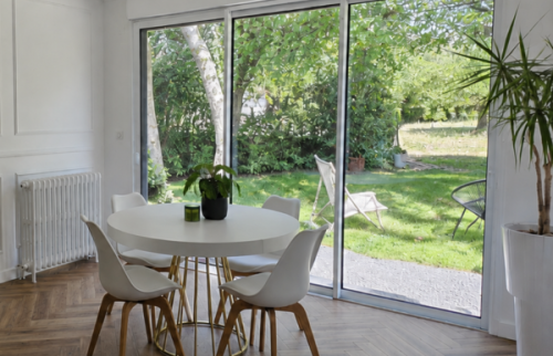 Pose d’une baie vitrée pour ouvrir la pièce de vie sur le jardin en périphérie de Sautron