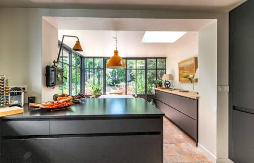 Extension en verrière d'atelier pour cette cuisine rénovée