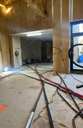 Installation des réseaux électriques et de plomberie avant la création des cloisons.