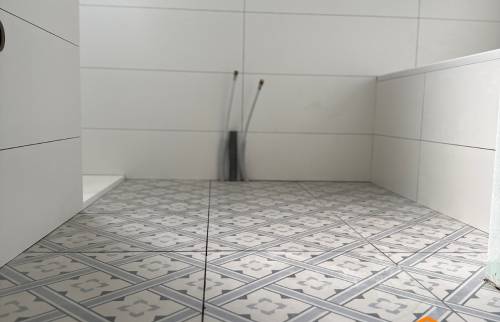 Pose de carrelage neuf et finitions dans une salle de bains rénovée à Saint-Brieuc
