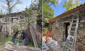 Vue d'ensemble de la rénovation d'une annexe en pierre dans le Pays d'Aix. Les travaux ont permis de préserver le bâti existant tout en lui offrant une nouvelle toiture adaptée aux exigences actuelles.