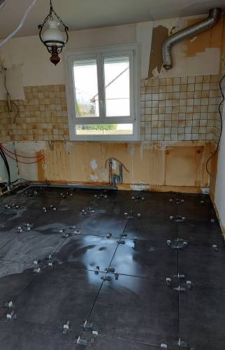 Carrelage cuisine en cours de pose