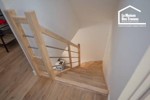 détail marches bois escalier dans maison rénovée