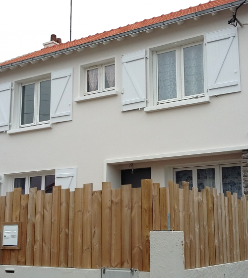 Clôture en bois sur muret béton