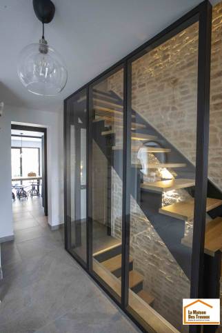 Nouvel escalier avec verrière et parement muraux en pierre (Brunoy 91800)