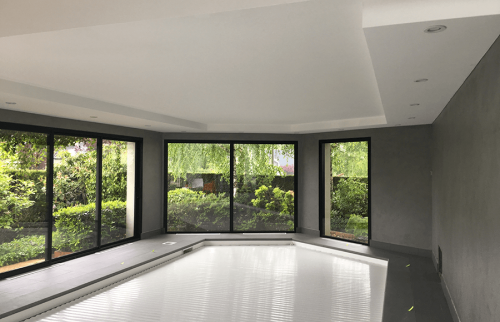 piscine intérieure moderne