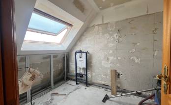 Début des travaux de rénovation d'une salle de bain avec murs déposés, bâti-support WC et préparation de plomberie.