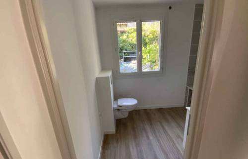 Pose de fenêtres en PVC par les artisans partenaires de La Maison Des Travaux d'Alès