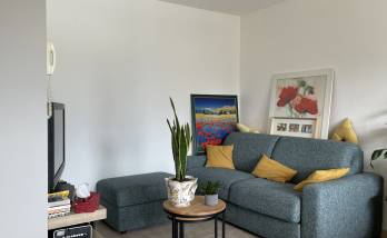 Des murs blancs, texturés, un salon propre et lumineux