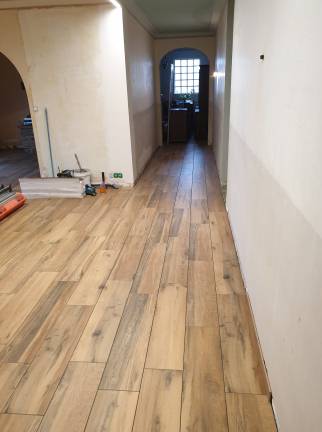 pose-carrelage-imitation-parquet-couloir-cenon