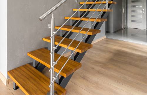 Escalier ouvert bois avec garde-corps acier brossé en pavillon à Meaux (77100)