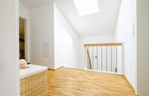 Aménagement intérieur sous combles avec parquet et espace optimisé après rénovation à Mantes-la-Jolie