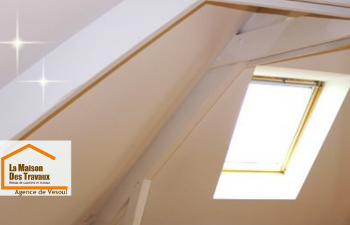 Pose de fenêtres de toit optimisant la luminosité et améliorant le confort thermique.