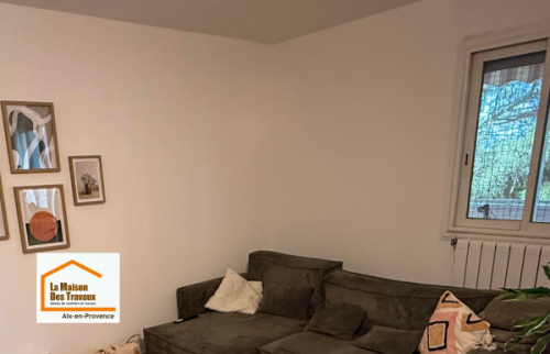     Rénovation des murs et modernisation d’un appartement à Aix-en-Provence : suppression des anciens revêtements muraux, lissage complet et finitions soignées pour créer un intérieur plus lumineux et plus contemporain.
