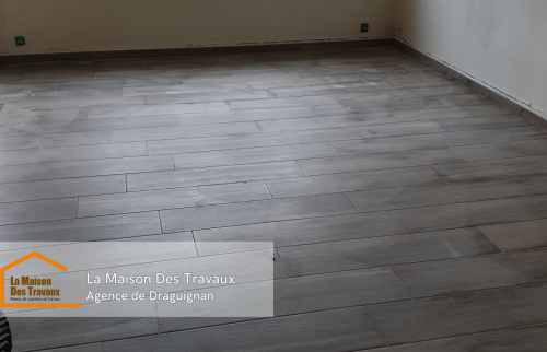 L'espace rénové présente un intérieur moderne et lumineux. Une verrière industrielle a été installée pour ouvrir l'espace tout en laissant passer la lumière. 