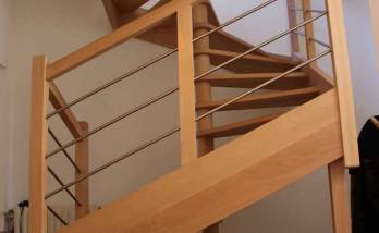 création escalier teck et frêne avec garde corps à lices