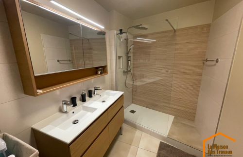 salle de bain entièrement rénovée