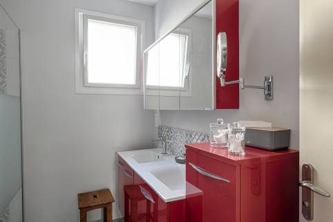 Installation de meubles de salle de bain rouge laque