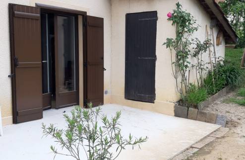 Travaux de menuiserie extérieure avec installation d'une porte-fenêtre et volets battants en bois - Montluel 01120
