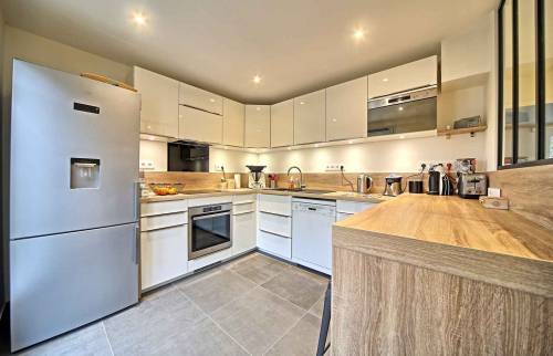 Cuisine Montgeron spots grands carreaux de carrelage nombreux rangements