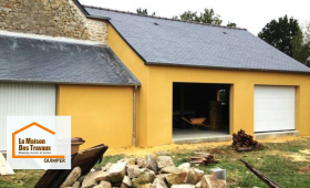 Construction de deux garages et d’un atelier proche de Quimper : façade finalisée, portes installées et finition soignée pour un résultat durable et parfaitement intégré à l’habitation.