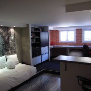 Aménagement intérieur d'un studio étudiant - Salon et bureau